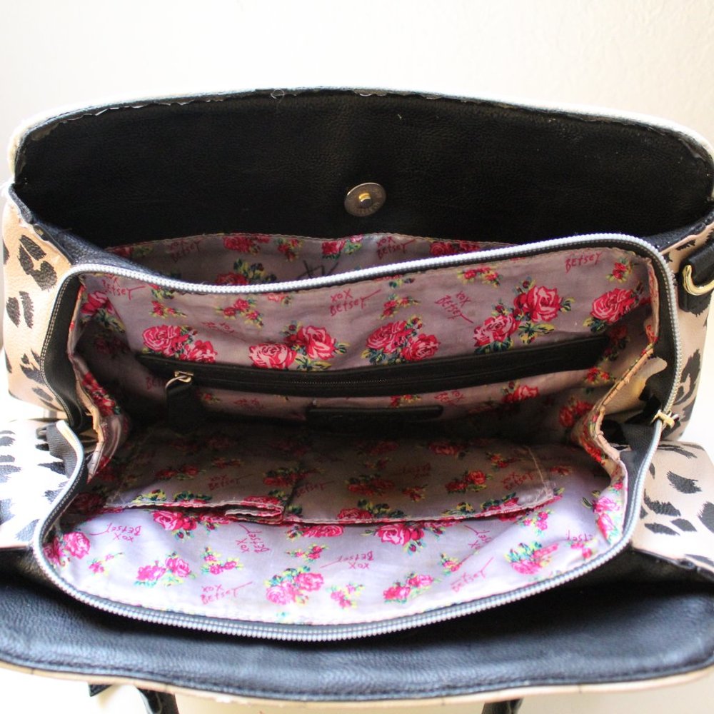 BETSEY JOHNSON BLACK & WHITE HEART PURSE - Picture 5 of 11